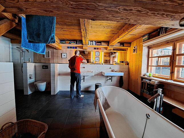 Holz und Fliesen im Kontrast. So sieht es im Bad der Familie Richter aus.