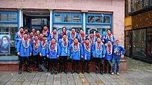 Gruppenbild der Schneller vor der SÜDKURIER-Redaktion mit Redakteur Siegfried Volk (rechts).