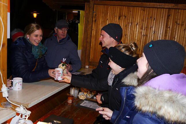 Bild 16: Bilderstory: Kulinarische Genüsse und eine besinnliche Atmosphäre locken viele Besucher auf den Nikolausmarkt in Wittenhofen