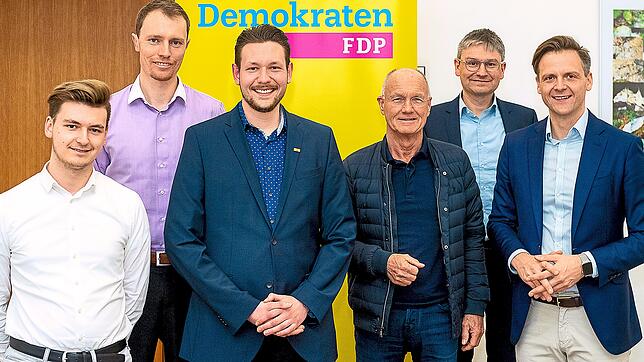 Jan-Niklas Kammerer (stellvertretender Vorsitzender, von links), Alexander Emde (Schatzmeister), Felix W. Kuentz (Vorsitzender), Rudolf ...