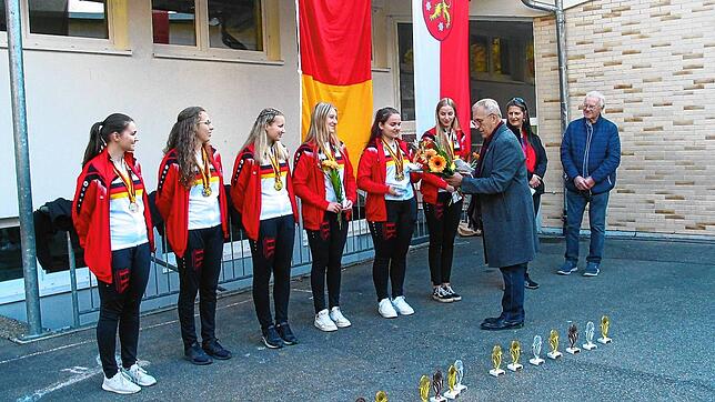 Beim Empfang der Deutschen Meisterinnen Sarah Bötzer (von links), Carina Paukstadt, Franziska Bötzer, Sabrina Bürßner, Alina Bötzer und ...