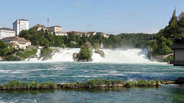 Der Rheinfall bei Schaffhausen: Polizei und Rettungskräfte hatten hier nach einem Mann gesucht, der am 23. Juli ins Wasser gesprungen ...