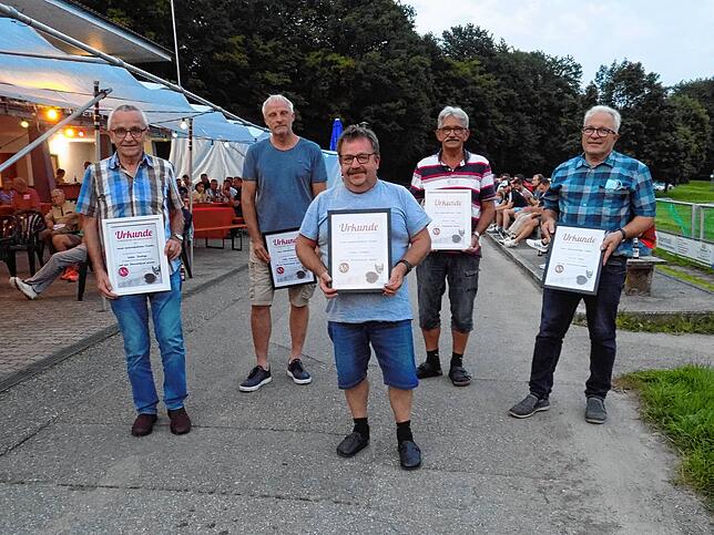Der SV Niederhof hat fünf neue Ehrenmitglieder (von links): Walter Oeschger, Walter Langendorf, Werner Oeschger, Wolfgang Pache und ...