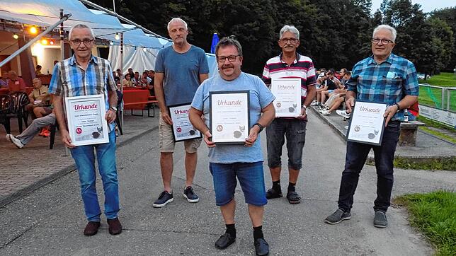 Der SV Niederhof hat fünf neue Ehrenmitglieder (von links): Walter Oeschger, Walter Langendorf, Werner Oeschger, Wolfgang Pache und ...