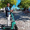 &bdquo;Macht Überlingen attraktiver&ldquo;: Jugendgemeinderat Sven Erik Feger steht hier mit einem der E-Roller am Landungsplatz. Er ...
