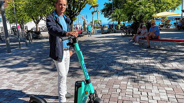 &bdquo;Macht Überlingen attraktiver&ldquo;: Jugendgemeinderat Sven Erik Feger steht hier mit einem der E-Roller am Landungsplatz. Er ...