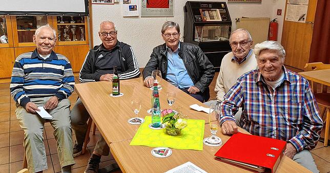 Gesellige Runde: Früher Konkurrenten, heute an einem Tisch – von links Wolfgang Back und Rolf Weißenberger vom FC Tiengen 08, ...