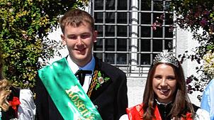 Rosenkönig Elias Eckert und Rosenkönigin Lena Ebner repräsentieren Nöggenschwiel.