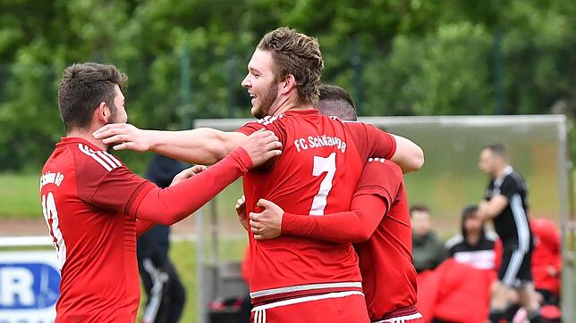 Sieben auf einen Streich: Mit der 7 auf dem Rücken erzielte Tim Eckert für den FC Schönau II sieben Tore zum kuriosen 8:7-Erfolg beim SV ...