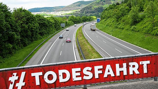 Ein Banner mit der Aufschrift &bdquo;Todesfahrt&ldquo; wird im Rahmen einer Kampagne gegen illegale Autorennen auf Autobahnen präsentiert.