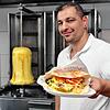 Ist diese türkisch-schweizerische Kebap-Spezialität einfach Käse oder einfach lecker? Diese Frage können sich Kunden von Deniz Sahin ...