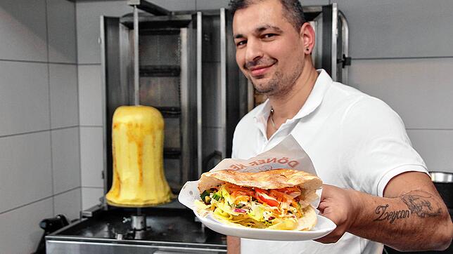 Ist diese türkisch-schweizerische Kebap-Spezialität einfach Käse oder einfach lecker? Diese Frage können sich Kunden von Deniz Sahin ...