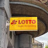 Ein Lottoschild in Donaueschingen. Dort knackte ein Lottospieler im August 2021 den Jackpot und gewann exakt 10.766.467,70 Euro.