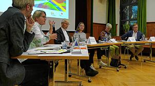 Die Diskussionsrunde beschäftigt sich mit der Frage der bleibenden Aktualität des Zweiten Vatikanischen Konzils (von links): Frank ...