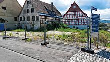 Das Adler-Bauprojekt im Allensbacher Ortszentrum hat sich verzögert, weil im denkmalgeschützten Nebengebäude (links) umfangreiche ...