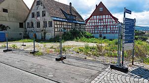 Das Adler-Bauprojekt im Allensbacher Ortszentrum hat sich verzögert, weil im denkmalgeschützten Nebengebäude (links) umfangreiche ...