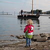Tour 2: Am Hafen von Moos beobachtet ein kleines Mädchen einen Skipper. Bild: Gudrun Trautmann