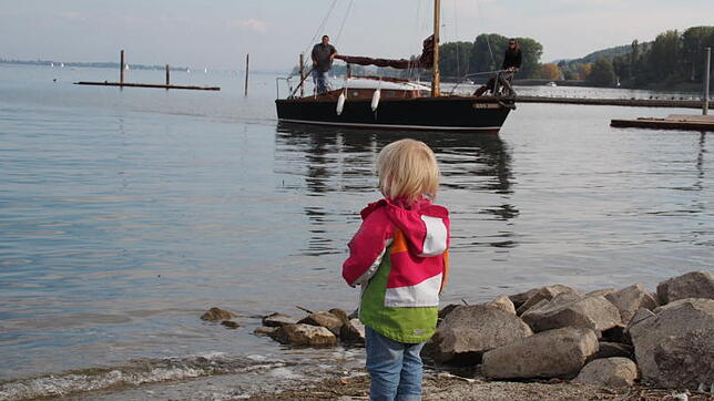 Tour 2: Am Hafen von Moos beobachtet ein kleines Mädchen einen Skipper. Bild: Gudrun Trautmann
