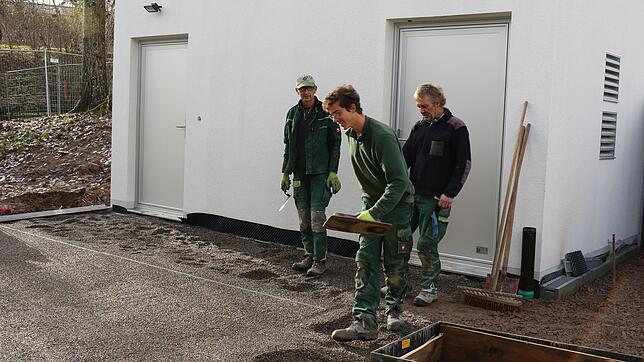 Die letzten Arbeiten am Verteilerhäuschen (PoP-Point of Presence) zum Schnellen Internet in Wellendingen beim Kindergarten erledigte der ...