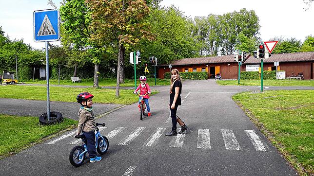 Zu Besuch auf dem Markdorfer Verkehrsübungsplatz: Hier üben Moritz, Emma und Kim das richtige Verhalten am Zebrastreifen.