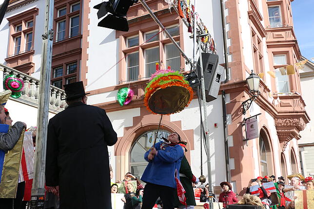 Den Rathausschlüssel musste sich Bürgermeister Thomas Kugler erarbeiten.
