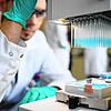 Ein Mann in einem Labor des biopharmazeutischen Unternehmens Curevac bei der Impfstoffforschung.