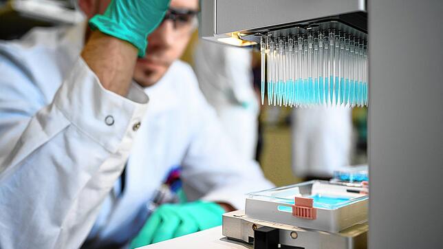 Ein Mann in einem Labor des biopharmazeutischen Unternehmens Curevac bei der Impfstoffforschung.