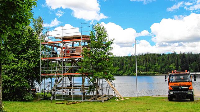 Die DLRG hat einen neuen Turm bekommen. Pünktlich zum Beginn der Badesaison am Kirnbergsee, die am Samstag startet, wird er fertig sein.