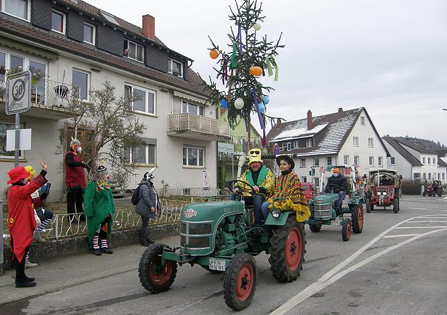 Oldtimer-Traktor mit eigenem Narrebömmle.