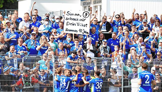 Schalker Spieler jubeln vor Schalker Fans: 1300 Anhänger von S04 waren beim 4:1-Sieg in Villingen dabei.