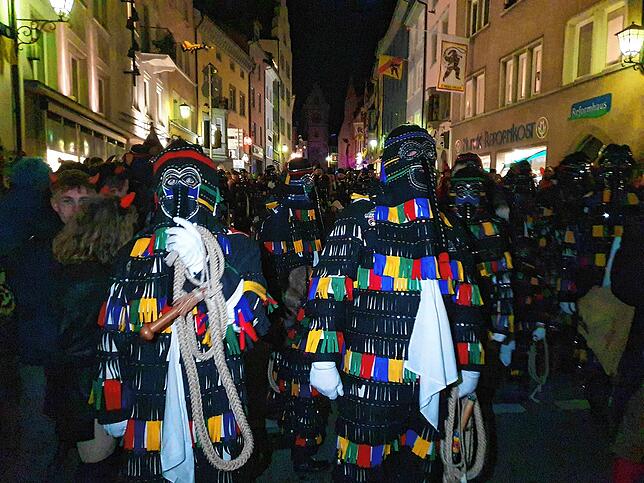 Bild 2: Spontan-Hänselejuck sorgt für besondere Moment am Fastnachtssamstag: Rund 400 Besucher in der Stadt