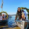 Mit Fahne, Blumenkranz und Passagieren kommt es über den Zeller See aus Moos gefahren: Ein Boot der Wasserprozession vor dem Anlanden in ...
