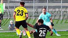 Auch diese Chance konnte der SV Denkingen (Cedric Auberer, links) nicht nutzen. Nicolas Griefer (FC Öhningen-Gaienhofen) stoppt ihn. ...