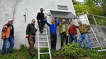 Die Energiewende-Gruppe stattet alle sechs Wasserhochbehälter in der Gemeinde mit Solaranlagen aus – in ihrer Freizeit. Von links: ...