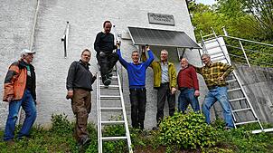Die Energiewende-Gruppe stattet alle sechs Wasserhochbehälter in der Gemeinde mit Solaranlagen aus – in ihrer Freizeit. Von links: ...