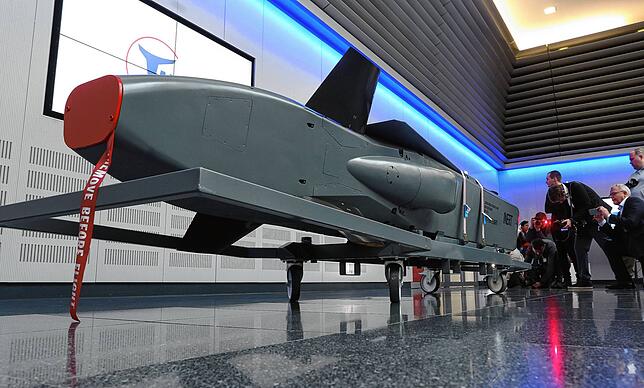 Ein Taurus Marschflugkörper ist beim Hersteller MBDA im bayerischen Schrobenhausen ausgestellt.