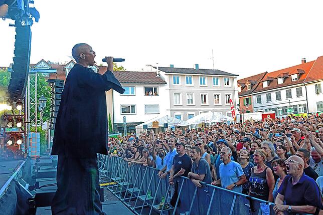 Sängerin Skin zog ihre Fans am Mittwochabend in Markdorf in den Bann.