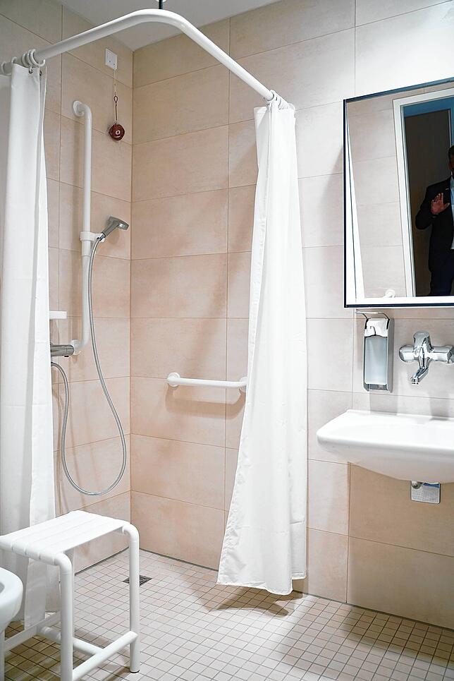 So sehen die Badezimmer in den Patienten-Räumen des Erweiterungsbaus aus.