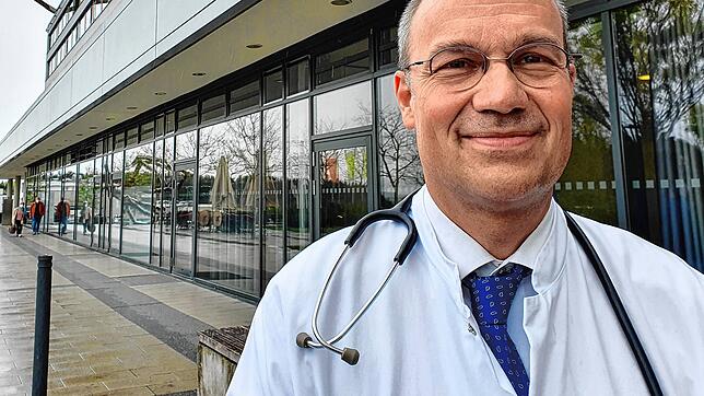 Matthias Henschen, ärztlicher Direktor des Klinikums und Leiter der Kinderklinik, bestätigt zwölf Kleinkinder, die wegen des RS-Virus ...