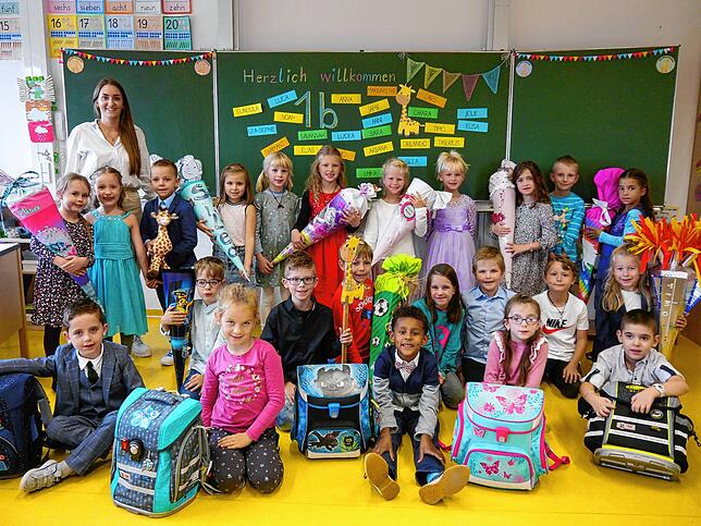 Die Klasse 1b mit Klassenlehrerin Tanja Stierle und 23 Schülern.