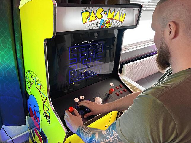 Rainer Schobries spielt in der Match Area in Villingen an einem Pac-Man-Automaten.