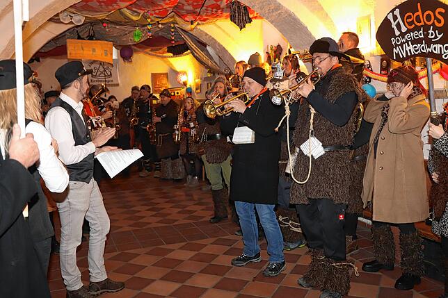 Die Hedos sorgten im Narrenkeller für die passende närrische Unterhaltung.