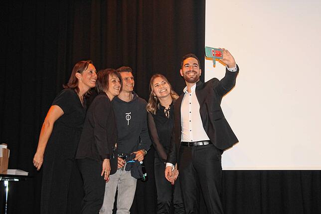 Melanie Hahn, Sandra Domogalla und Vanessa Stemmer (von links) von der TKM beim Selfie mit Lukas Dauser und Christoph Stolz.