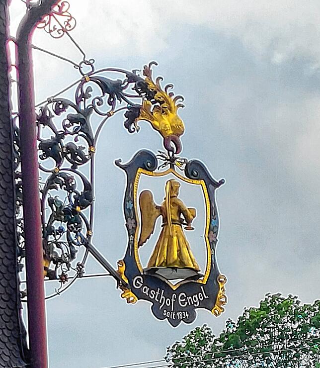 Den Engel gibt es seit 1834. Das Wirtsschild am Eingang liefert den Beweis.