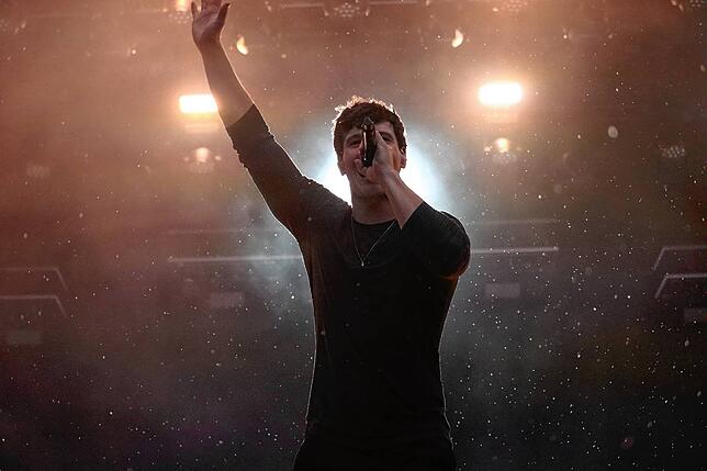 Bild 3: Wincent Weiss singt vor 4500 Besuchern im Regen