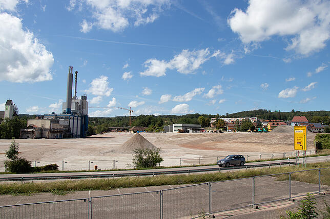August 2019: Der Abbruch der Papierfabrik ist fast abgeschlossen. Das Gelände wurde bereits planiert und die Maschinen stehen still.