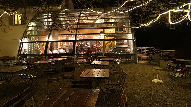 Das Wirtshaus am Gehrenberg, hier der Blick vom Biergarten auf die Gastronomie, ist bis Juli 2030 gesichert, ebenso der dazugehörende ...