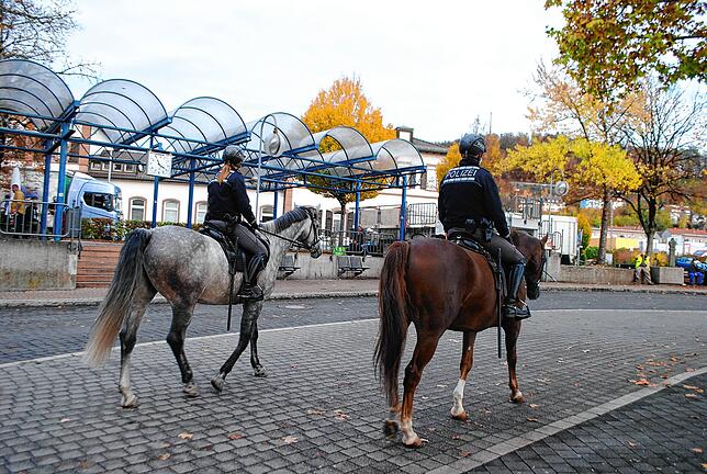 Ihr Einsatz führt die Polizeireiter Christin Linowski (links) und Kevin Shindler auch zum Waldshuter Busbahnhof.