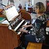 Stefanie Staiger am Spieltisch der Orgel in der evangelischen Kirche in Tennenbronn.