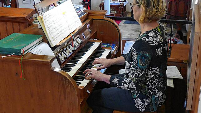 Stefanie Staiger am Spieltisch der Orgel in der evangelischen Kirche in Tennenbronn.
